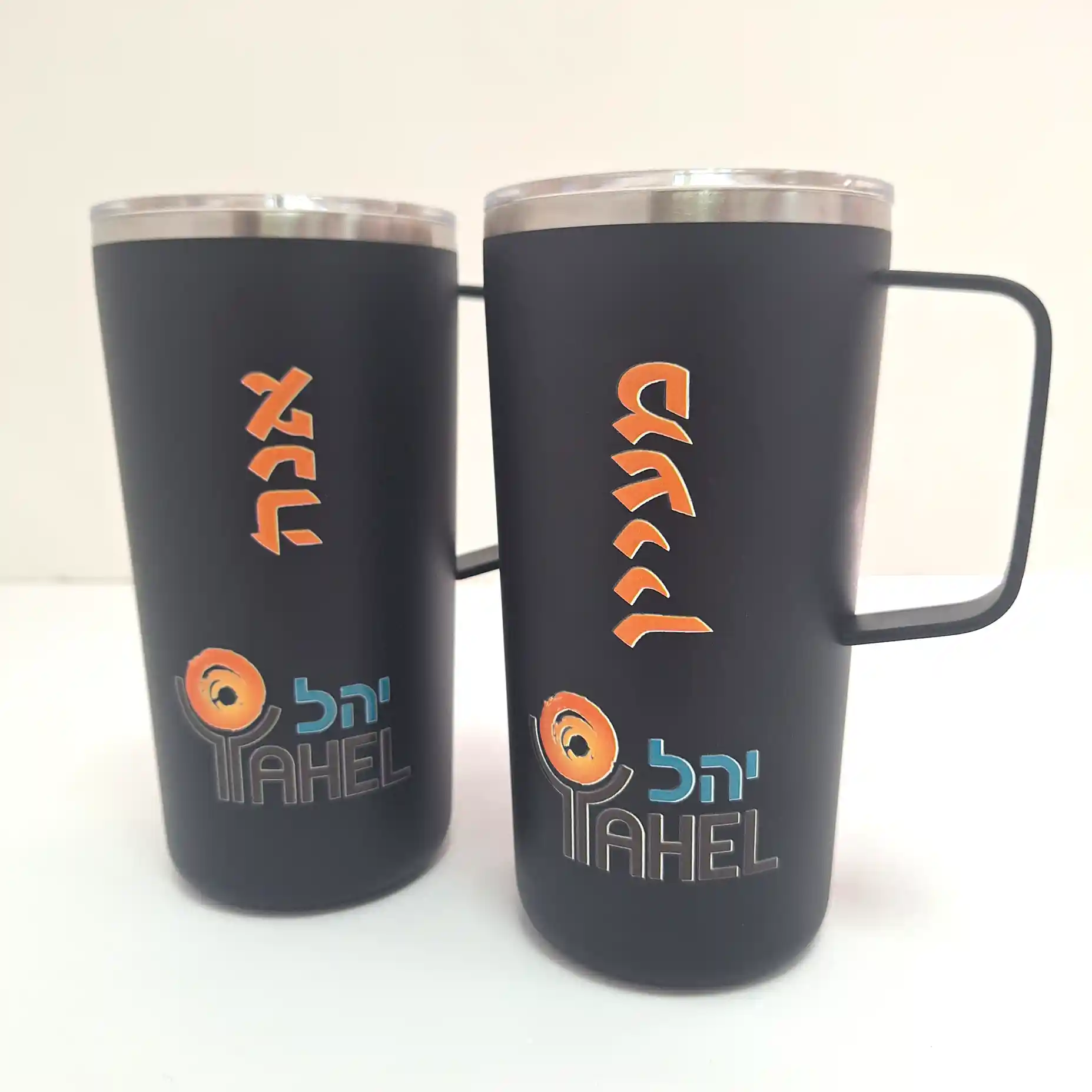 Tower Mug ספל ממותג בצבע שחור עם מכסה טרייטן