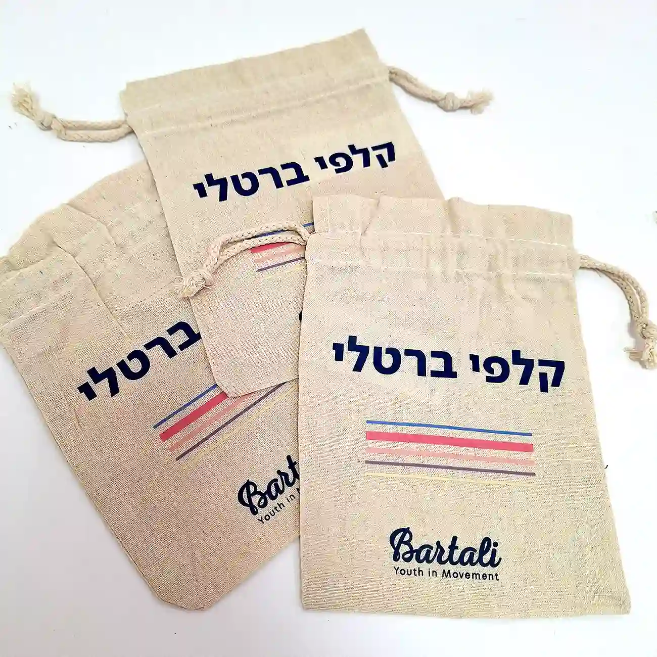ברטלי - תיקי יוטה ממותגים של החברה