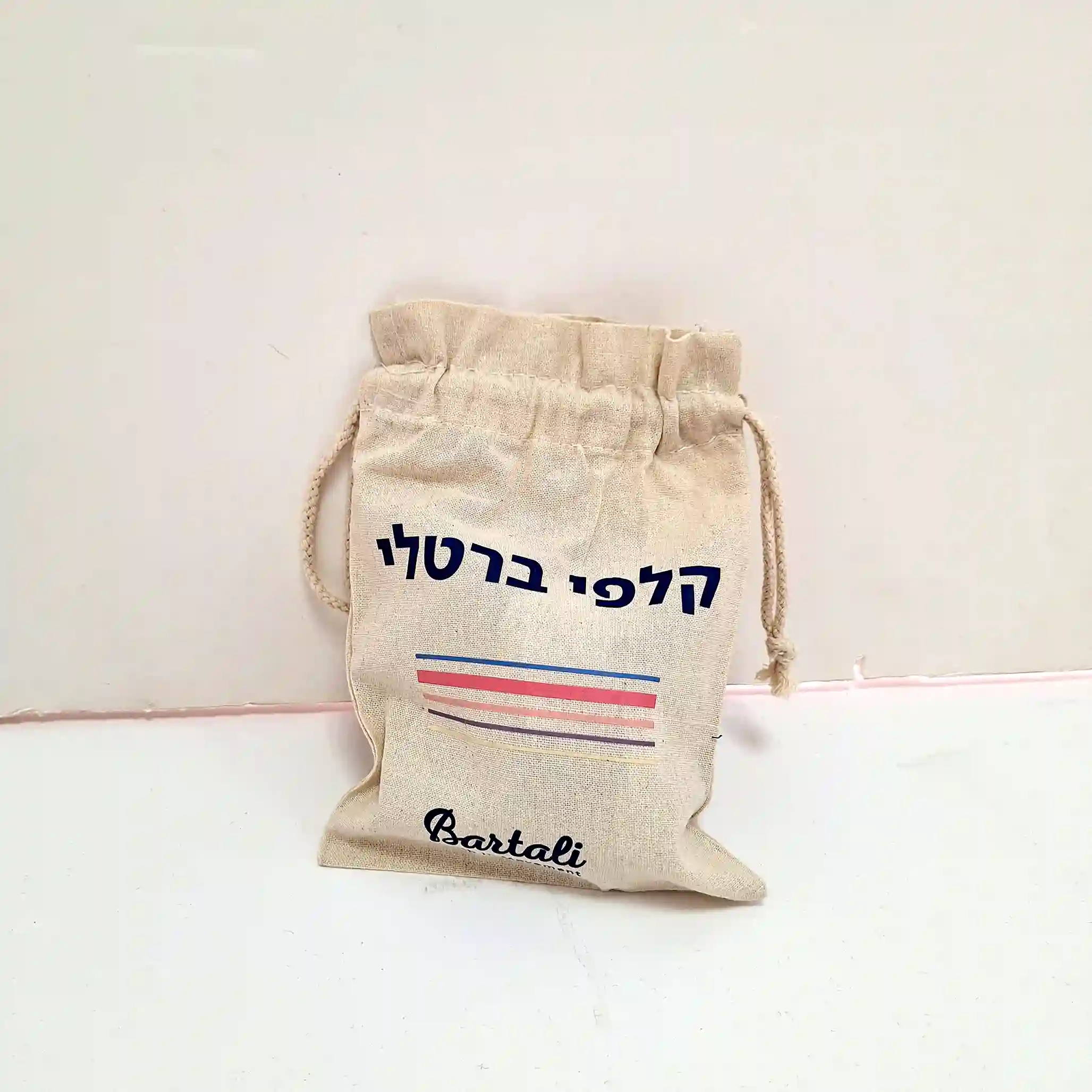 תיק שרוך מכווץ ועליו הדפסה