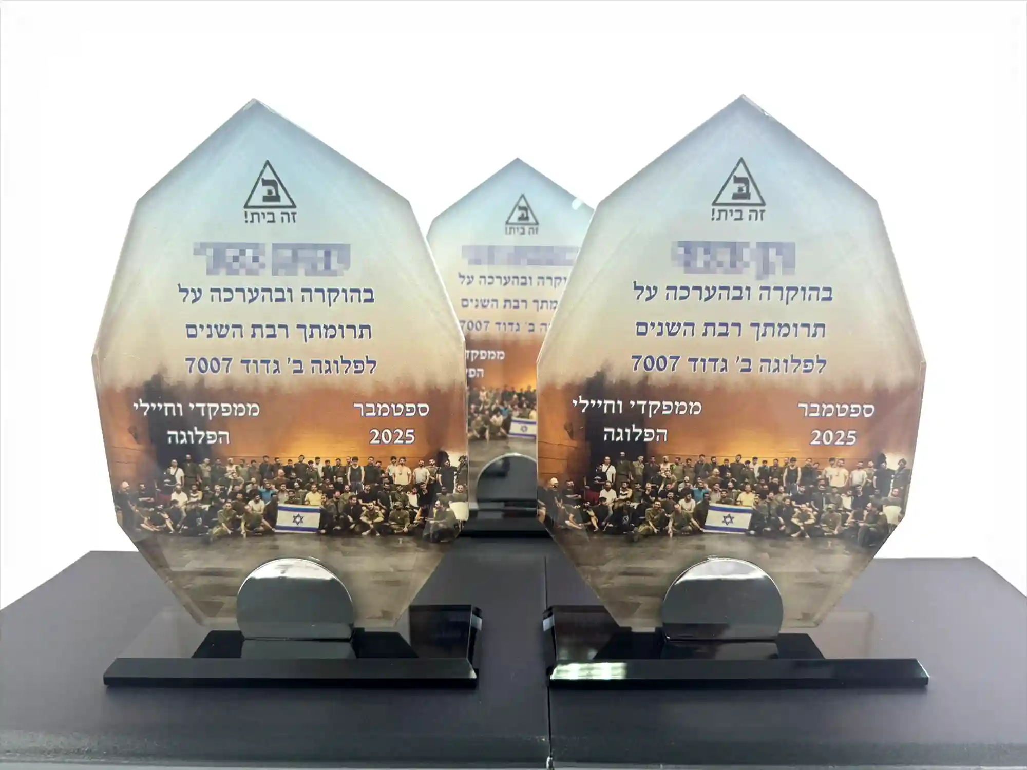 מגן קריסטל שקוף עם בסיס שחור והדפס צבעוני