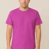 דוגמן בהדמיה מציג חולצת טי בצבע ורוד להדפסה