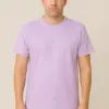 דוגמן בהדמיה מציג חולצת טי בצבע ורוד-בהיר להדפסה