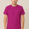 דוגמן בהדמיה מציג חולצת טי בצבע ורוד-פוקסיה להדפסה