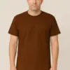 דוגמן בהדמיה מציג חולצת טי בצבע חום להדפסה