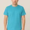 דוגמן בהדמיה מציג חולצת טי בצבע טורקיז להדפסה