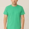 דוגמן בהדמיה מציג חולצת טי בצבע ירוק-בנטון להדפסה