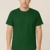דוגמן בהדמיה מציג חולצת טי בצבע ירוק-בקבוק להדפסה