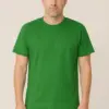 דוגמן בהדמיה מציג חולצת טי בצבע ירוק-דשא להדפסה