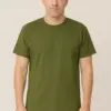 דוגמן בהדמיה מציג חולצת טי בצבע ירוק-זית להדפסה