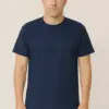 דוגמן בהדמיה מציג חולצת טי בצבע כחול-נייבי להדפסה