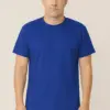 דוגמן בהדמיה מציג חולצת טי בצבע כחול-רויאל להדפסה