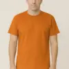 דוגמן בהדמיה מציג חולצת טי בצבע כתום להדפסה
