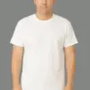 דוגמן בהדמיה מציג חולצת טי בצבע לבן להדפסה