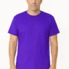 דוגמן בהדמיה מציג חולצת טי בצבע סגול להדפסה
