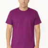 דוגמן בהדמיה מציג חולצת טי בצבע סגול-חציל להדפסה