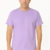 דוגמן בהדמיה מציג חולצת טי בצבע סגול-לילך להדפסה