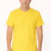 דוגמן בהדמיה מציג חולצת טי בצבע צהוב-לימון להדפסה