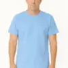 דוגמן בהדמיה מציג חולצת טי בצבע תכלת להדפסה
